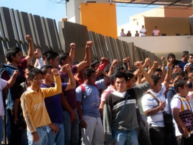 Renuncia funcionario de Guerrero para sumarse a protestas normalistas