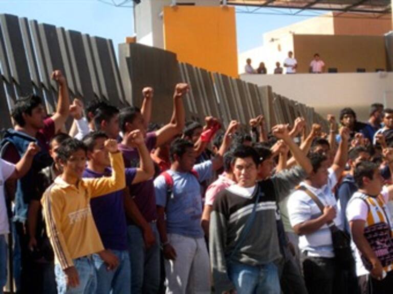 Renuncia funcionario de Guerrero para sumarse a protestas normalistas