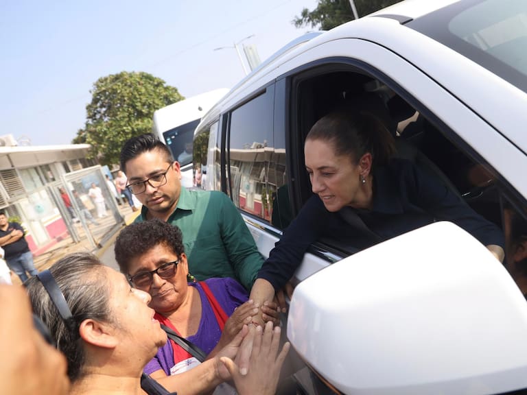 La presidenta de la República, Claudia Sheinbaum Pardo recorrió los centros hospitalarios en donde fueron ingresadas personas heridas producto del descarrilamiento del Tren Interoceánico