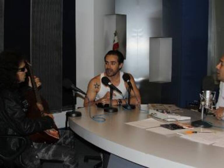 Alex Lora y Jorge Poza platicando con Javier Poza