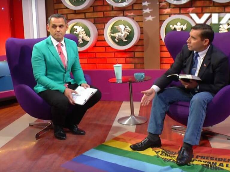 [Video] Pastor evangélico pisa bandera LGBTTTI en programa chileno