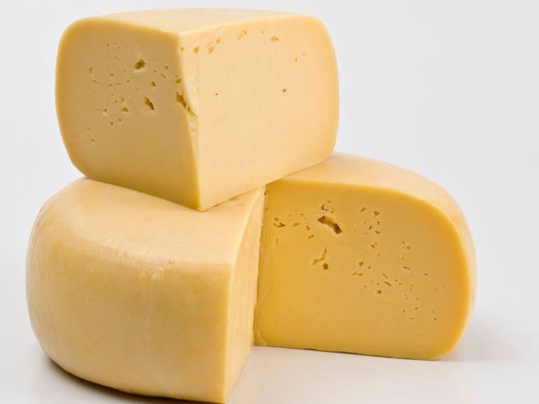 Un queso natural se elabora principalmente con leche, cuajo y sal. Profeco