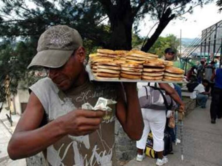 Bazares improvisados en las vías rápidas de la ciudad. Alberto González 02/06/13