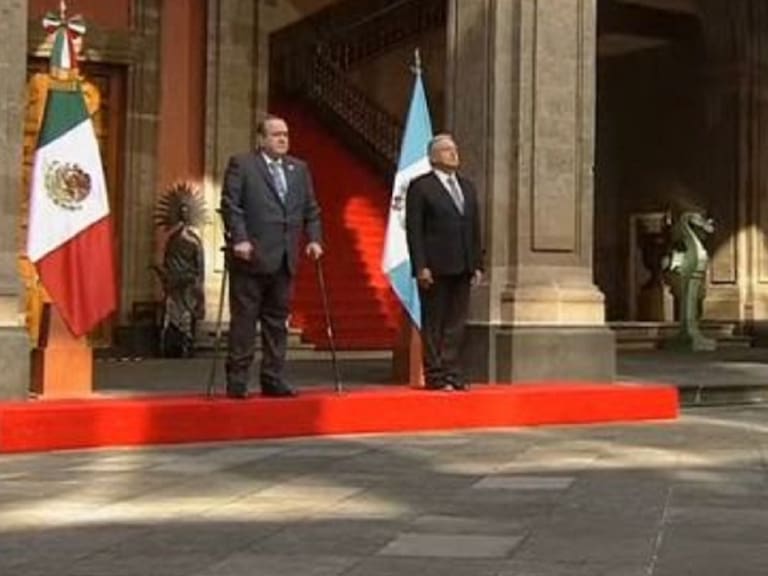 Recibe AMLO al presidente de Guatemala en Palacio Nacional