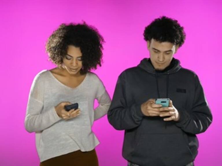 Así reaccionan unas ex parejas al cambiar teléfonos y ver los mensajes del otro