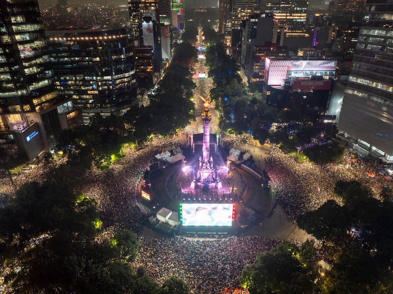 Un millón de personas reunidas en el Ángel de la Independencia. (Photo by Alfredo Martinez/Getty Images)