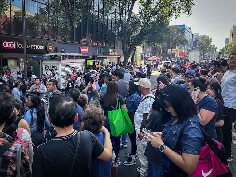CIUDAD DE MÉXICO, 08FEBRERO2026.- Tras escuchar la alerta sísmica decenas de personas que visitaban la Plaza Izazaga 89, ubicada en el Centro Histórico, desalojaron el inmueble como lo indica el protocolo de protección civil. Autoridades dieron a conocer que se trato de un sismo de 5.7 grados en la escala Richter, con epicentro en Puerto Escondido, Oaxaca. El movimiento telúrico fue casi imperceptible. FOTO: ANDREA MURCIA/CUARTOSCURO.COM