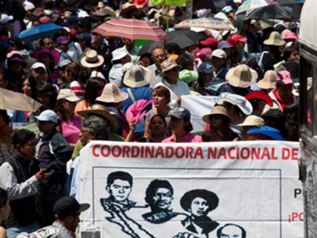 Avanza marcha de maestros rumbo a Televisa