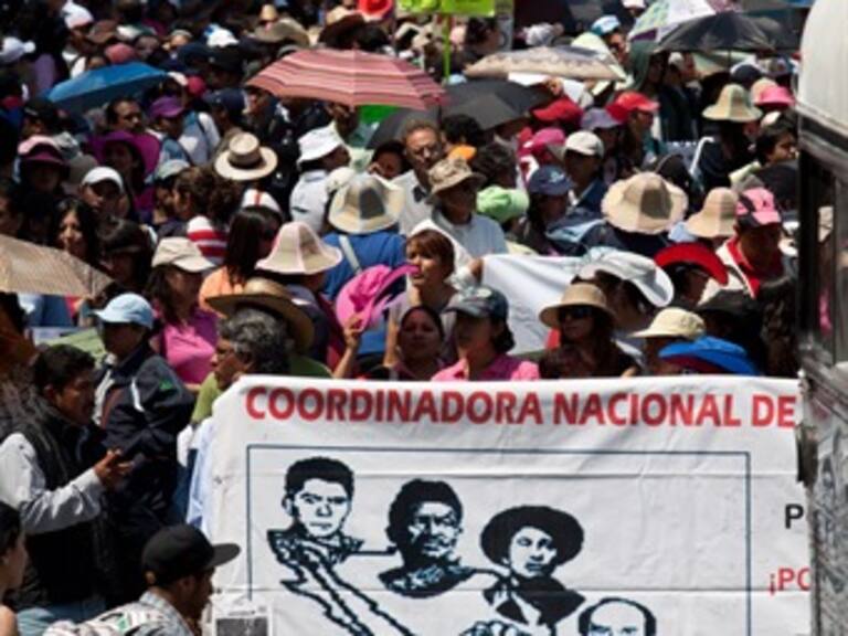 Avanza marcha de maestros rumbo a Televisa
