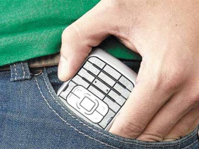 ¡Cuidado!, traer el celular en las bolsas del pantalón disminuye la calidad de los espermas