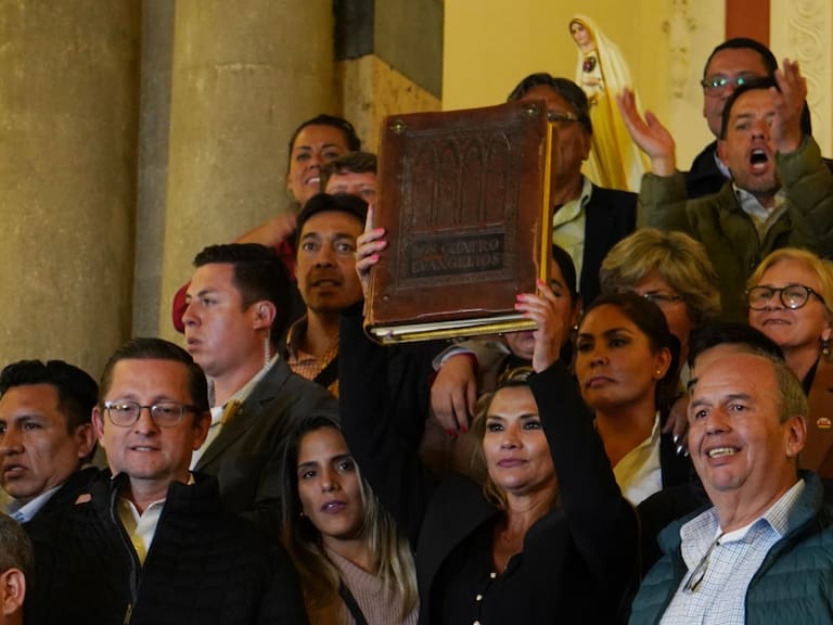 Jeanine Áñez asume presidencia interina de Bolivia