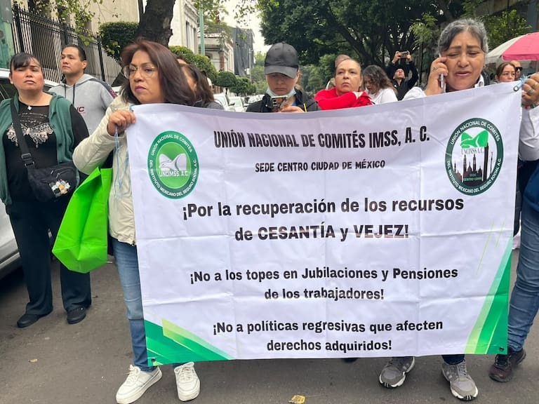 La protesta del IMSS reunió a trabajadores que demandan un incremento salarial, abasto de medicamentos, equipo quirúrgico y cobertura de plazas vacantes.