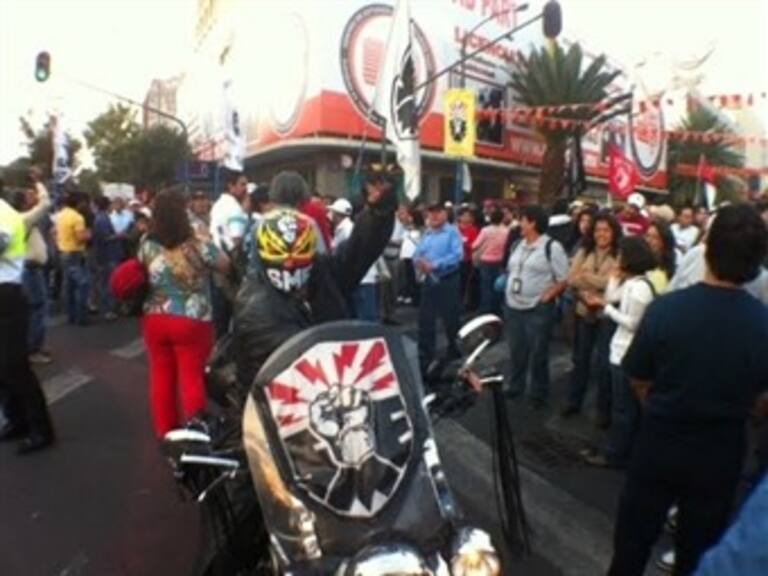 Provoca caos vial marcha del SME a Gobernación