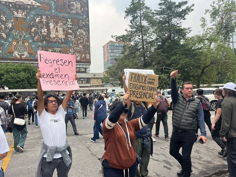 Aspirantes a licenciatura que realizaron el examen de ingreso a la UNAM se manifestaron en la explanada de la Torre de Rectoría en demanda de reposición del examen, pero de manera presencial.