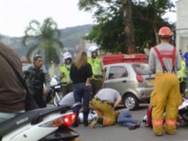 Muere un joven al caer del microbús