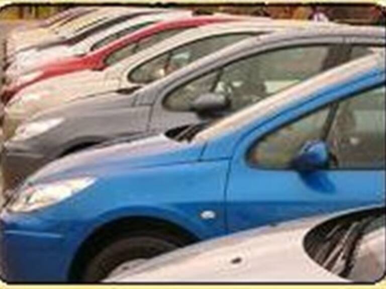 Secuestran a empleados y roban 20 vehículos en NL