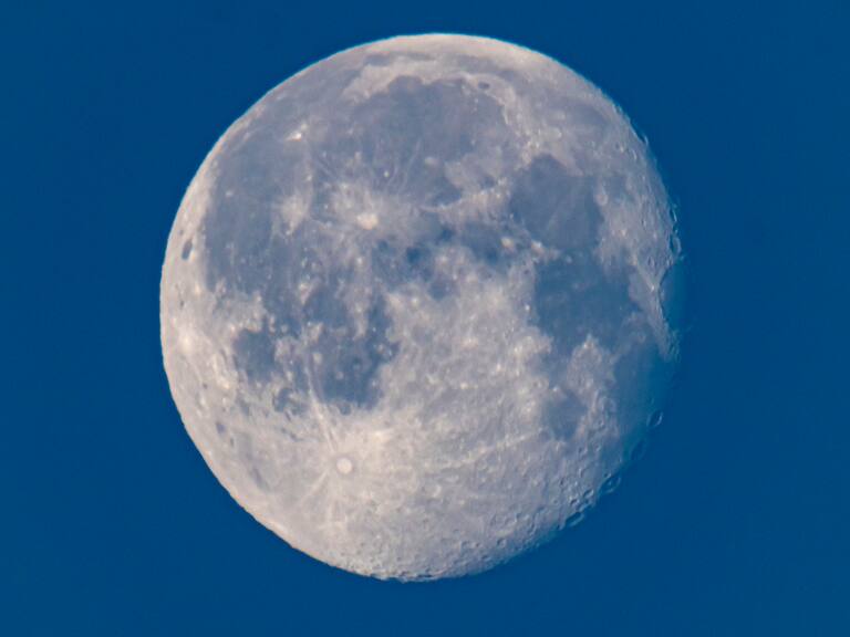 Es el satélite natural más grande que tiene el planeta tierra.