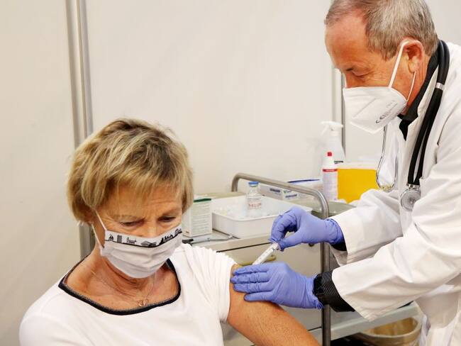 Primeras vacunas contra COVID-19 llegarán el lunes a EU