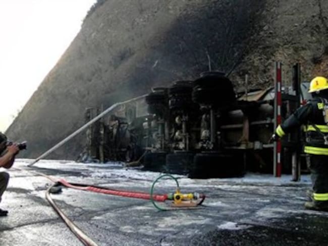 Deja al menos tres heridos estallido de camión cargado de gas en Chile