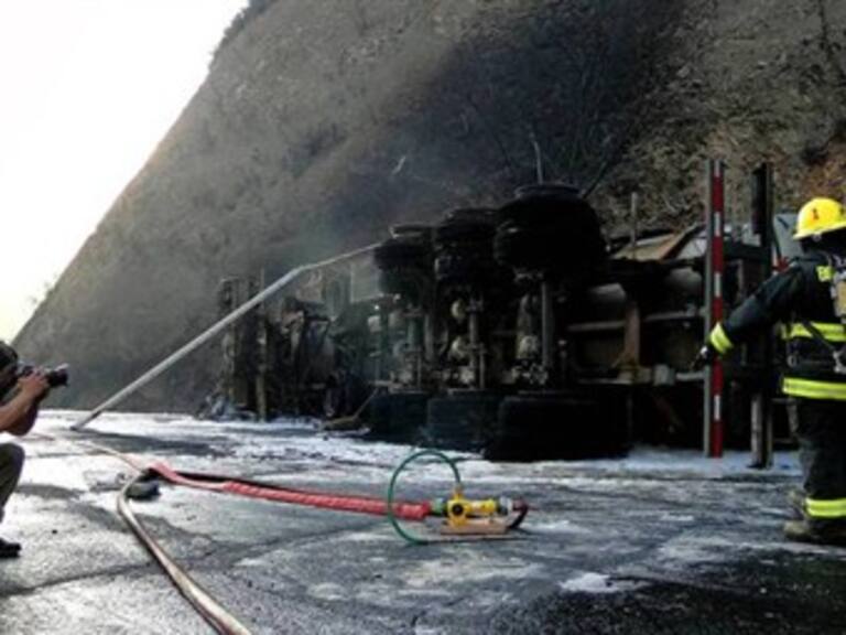 Deja al menos tres heridos estallido de camión cargado de gas en Chile