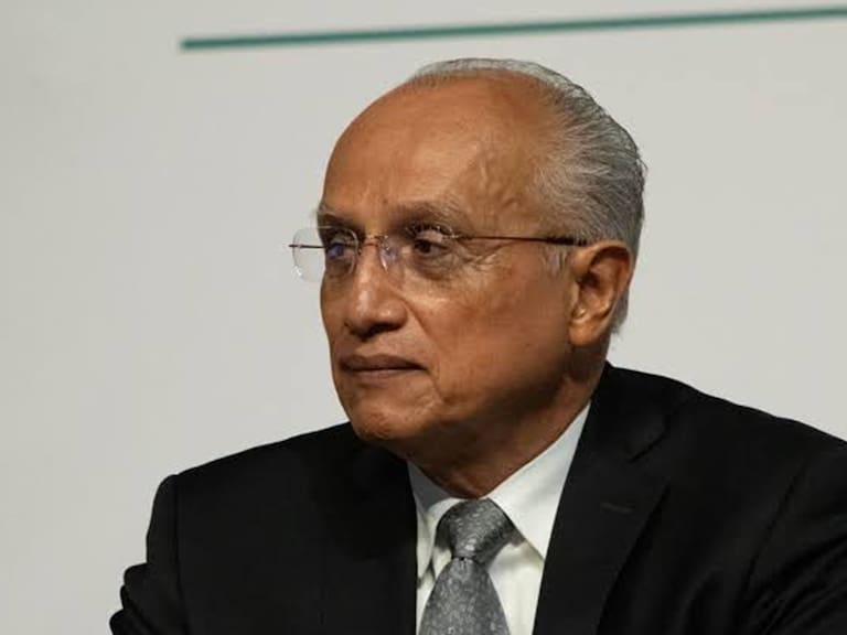 Rafael Olivos, líder sindical de trabajadores del IMSS propone retomar las negociaciones en Gobernación o realizar un debate público; trabajadores exigen aumento salarial de 10% y su salida del cargo.