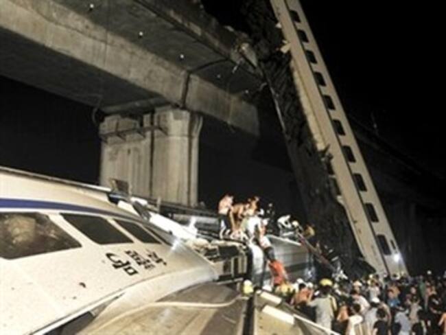 Aumenta a 32 muertos y 100 heridos por accidente de tren en China