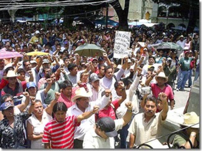 Marchan maestros y normalistas por calles de la ciudad de Oaxaca