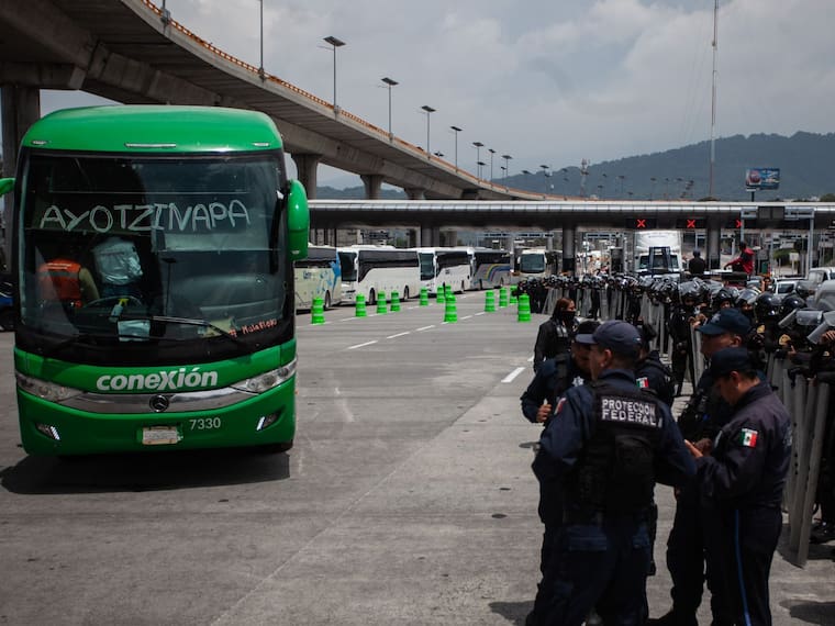 Retienen durante 5 horas a los padres y madres de los 43 de Ayotzinapa antes de su entrada a CDMX