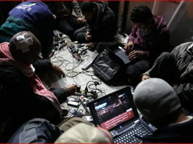 Encarcelan a bloguero en Egipto por criticar a Fuerzas Armadas