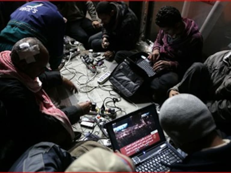 Encarcelan a bloguero en Egipto por criticar a Fuerzas Armadas