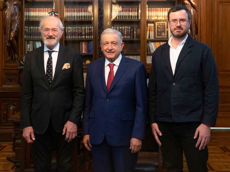 Andrés Manuel López Obrador, Presidente de México,con el padre y hermano de Julian Assange, en Palacio Nacional, en abril de 2023.
