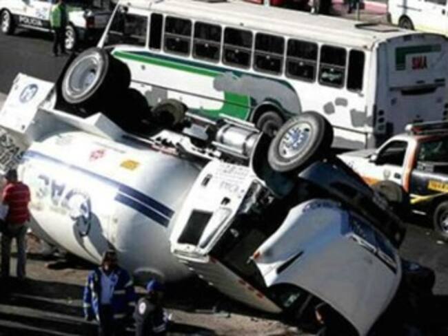 Reabren circulación en la México-Pachuca tras volcadura de pipa