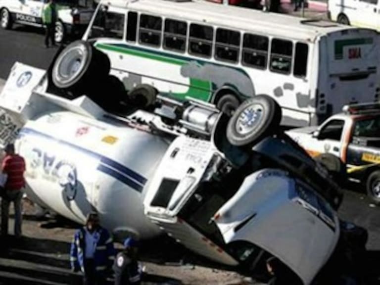 Reabren circulación en la México-Pachuca tras volcadura de pipa