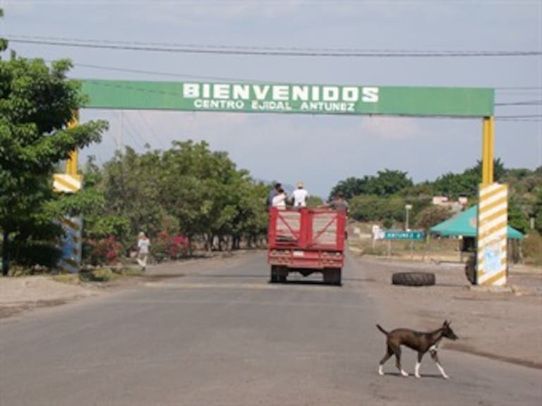 Detención de líder autodefensa provoca bloqueo en Tierra Caliente, Michoacán