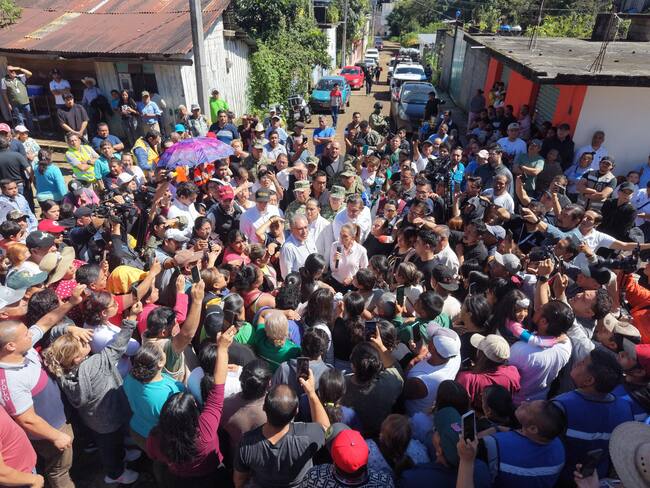 Entre momentos de tensión, Claudia Sheinbaum realiza visita a zonas afectadas por lluvias y promete apoyo total a damnificados