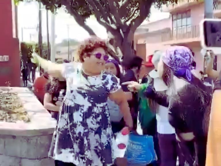 Marcha del 8M en Cuernavaca desata polémica: mujer regaña a feministas por pintas. X