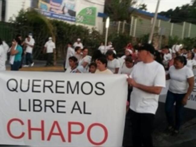 Cientos piden libertad del Chapo Guzmán en México