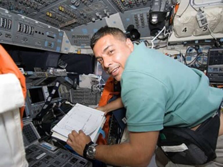 Llama astronauta José Hernández a cuidar el planeta