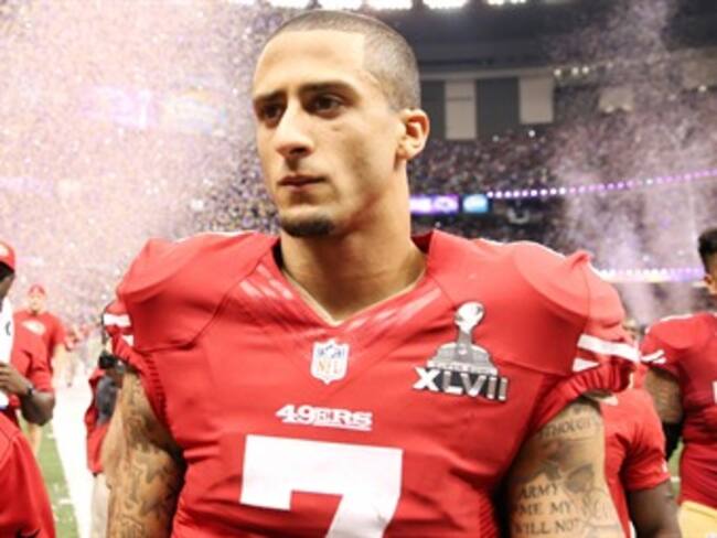 Da Kaepernick triunfo a 49ers en último partido del entrenador Harbaugh