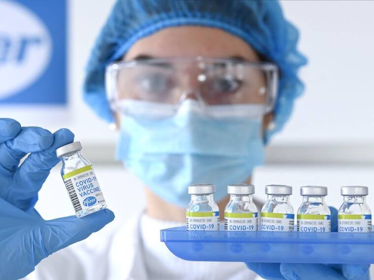 Cofepris autoriza a Pfizer comercializar vacuna actualizada contra Covid-19.