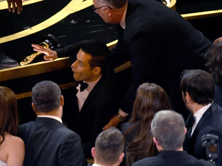 Se le movió el piso; Rami Malek sufre caída en los Premios Oscar