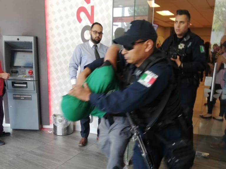 Arrestan a un delincuente durante asalto bancario en Guadalajara