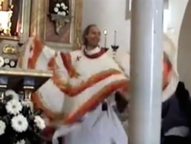 #LadyPadre El sacerdote que baila frente a los feligreses