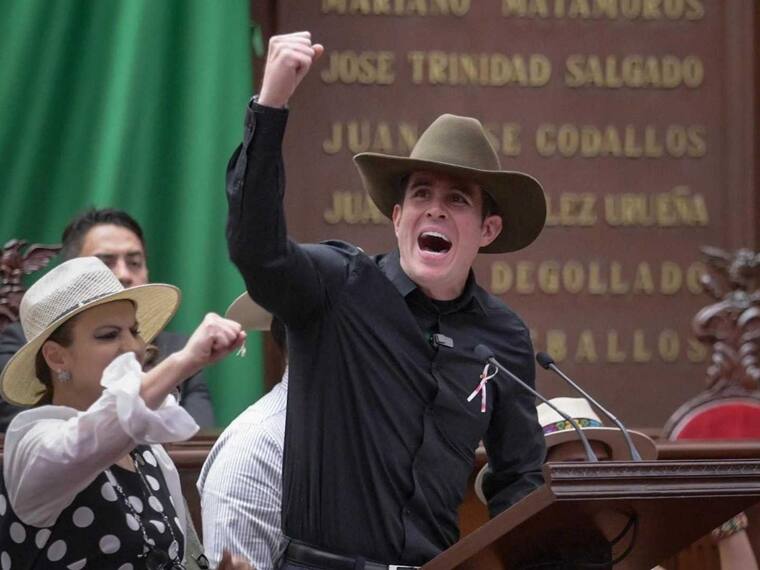 "Estamos enfocando todo ese enojo en algo bueno, seguir el legado de Carlos Manzo": Carlos Bautista