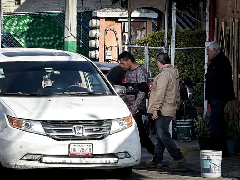 El implicado fue retirado del domicilio a bordo de un vehículo particular con rumbo al centro de rehabilitación tras deponer su actitud luego de 20 horas de tensión en el Estado de México