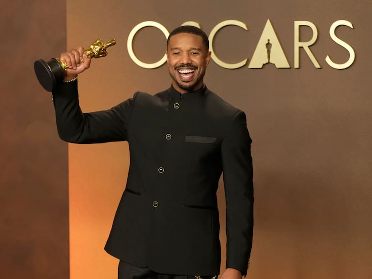 Michael B. Jordan, ganador del premio al Mejor Actor por “Sinners”, posa en la sala de prensa de la 98.ª edición de los Premios Óscar en el Dolby Theatre.