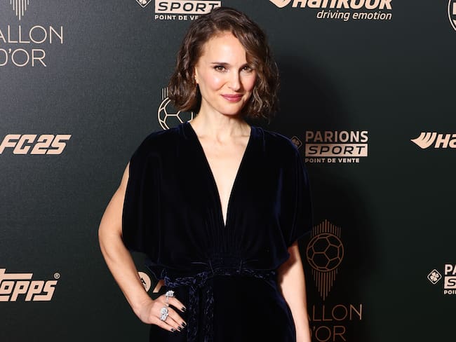 Natalie Portman causa revuelo por gesto en el Balón de Oro