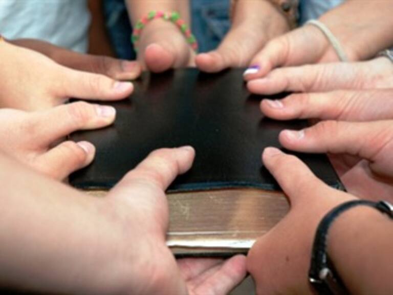 Vetan decreto que obligaba leer Biblia en escuelas de El Salvador