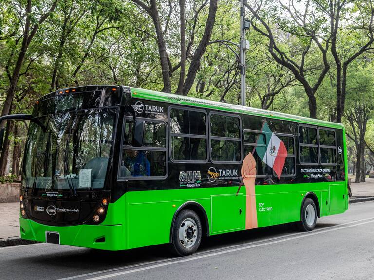 El Taruk es un midibús de 9.5 metros con capacidad para transportar hasta 65 pasajeros. Su nombre proviene de la lengua yaqui y significa “correcaminos”