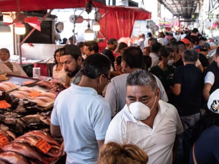 Miles de personas no respetan “sana distancia” en mercado de mariscos
